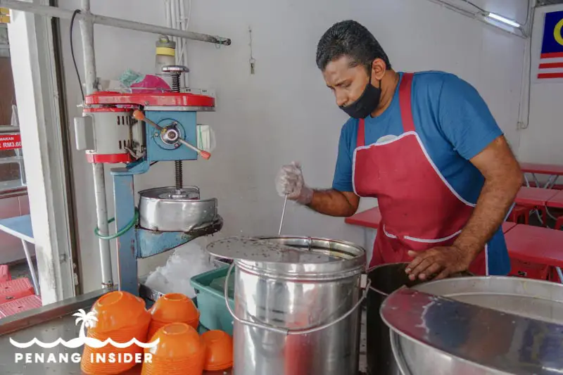 Preparing Taiping cendol at Bismillah Cendol 