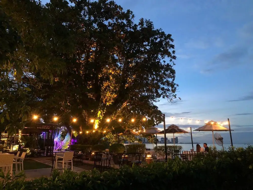 sunset at Beach Blanket Babylon a seaside facing bar in Penang